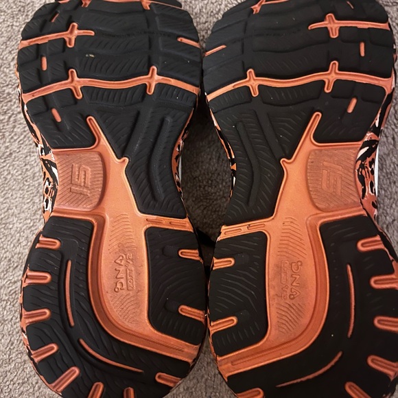 Brooks Women’s Ghost 15 White and Black Athletic Shoes with Modern Design - Picture 6 of 6